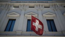 Schweizerflagge vor dem Bundesstrafgericht in Bellinzona