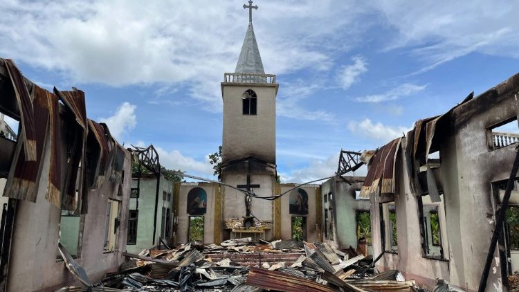 Una iglesia destruida en Myanmar, foto de archivo