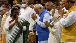Droupadi Murmu mit Narendra Modi, hier in blau und rechts im Bild