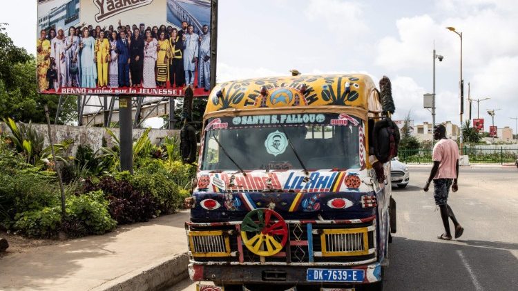 Minibus im Senegal: Hier will Berlin neue fossile Strukturen aufbauen