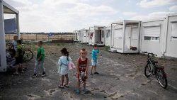 Kinder spielen bei Container-Unterkünften am Tempelhof Berlin (Aufnahme von 2022)