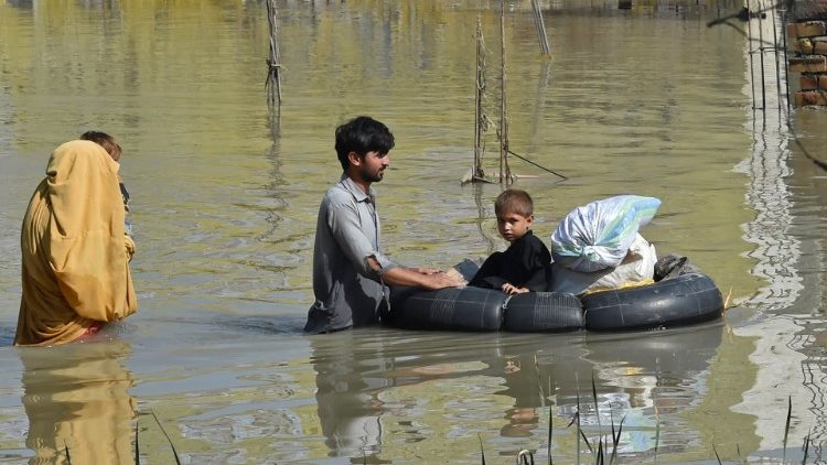 Família paquistã se desloca devido às enchentes