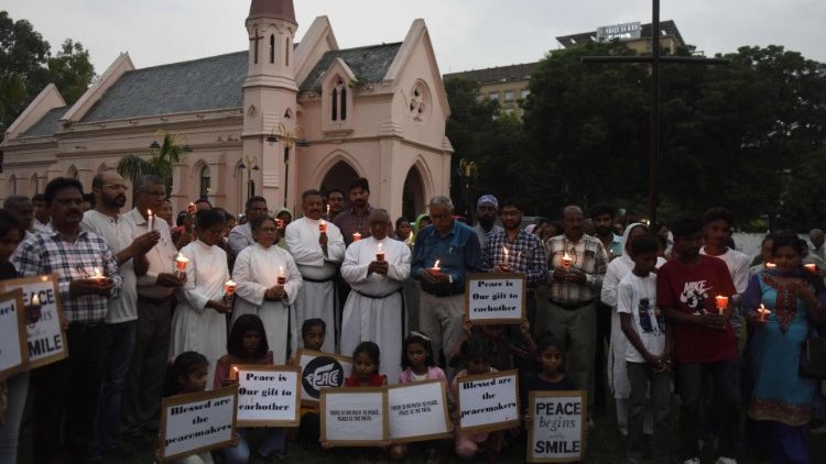 Christen in Indien protestieren vor ihrer Kirche und machen auf ihre Rechte aufmerksam