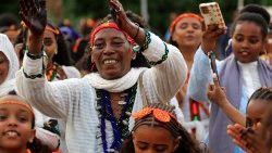Äthiopische Frauen, von denen viele Stirnbänder in den Farben der Flagge von Tigray tragen, nehmen an den Ashenda-Feierlichkeiten im al-Qurashi-Park in der sudanesischen Hauptstadt Khartum am 26. August 2022 teil.