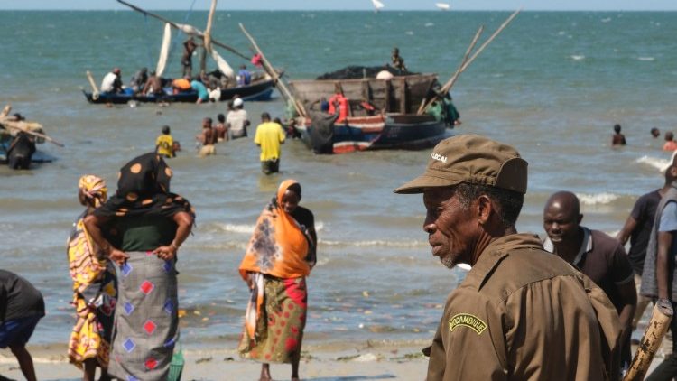 Ein mosambikischer Polizist patroulliert an einem Strand in der Nordprovinz Cabo Delgado