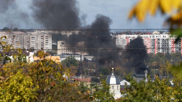 Ucrânia, fumaça dos bombardeios nos centros urbanos