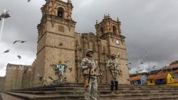Soldati di guardia davanti a una chiesa a Puno