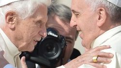 Benedikt XVI. und Papst Franziskus bei einer Begegnung (Archivbild)