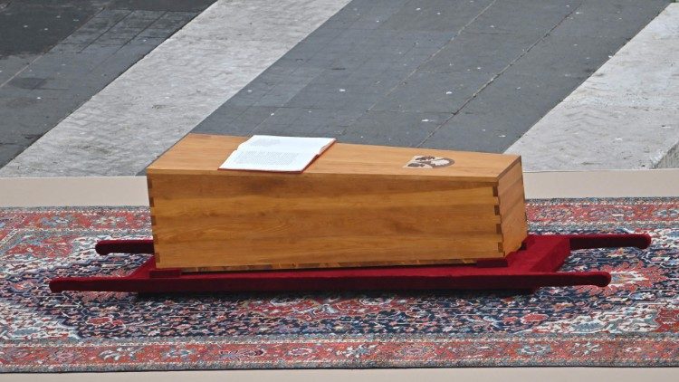 El féretro con los restos mortales de Benedicto XVI en la explanada de la Basílica de San Pedro