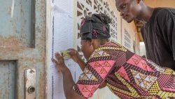 Ein Wähler prüft das Wählerverzeichnis in einem Wahllokal in der öffentlichen Grundschule von Agla Est in Cotonou während der Parlamentswahlen in Benin am 8. Januar 2023.