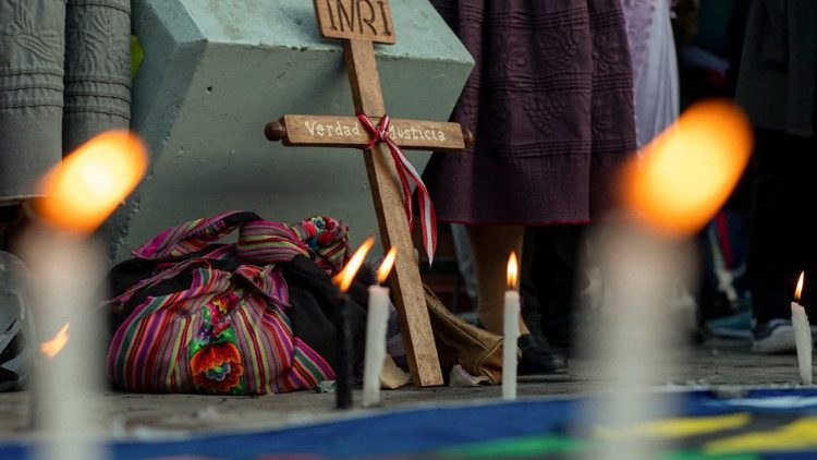 Veglia in memoria delle vittime a Ayacucho, Perù