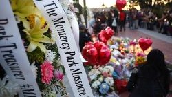 Candele accese e fiori nella veglia organizzata a Monterey Park per le vittime della sparatoria 