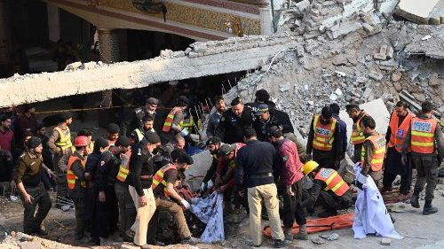 Pakistan: sono oltre 90 le vittime dell'attacco alla Moschea di Peshawar