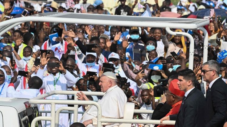 Le Pape François arrivant à l'aéorodrome de N'dolo à Kinshasa, le mercredi 1er février 2023. 