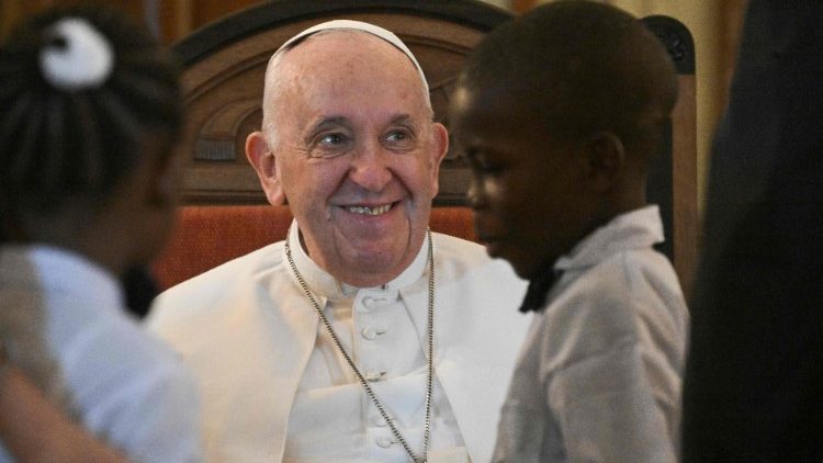 Franziskus bei der Begegnung in der Nuntiatur von Kinshasa