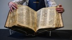 Die "Codex Sassoon"-Bibel wurde am 15. Februar 2023 bei Sotheby's in New York ausgestellt. Nach Angaben von Sotheby's ist der Codex Sassoon die früheste und vollständigste hebräische Bibel, die je entdeckt wurde.