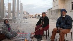 Varios sirios se reúnen en una calle tras el terremoto del 6 de febrero que sacudió Turquía y Siria, en la ciudad de Jindayris, el 14 de febrero de 2023.