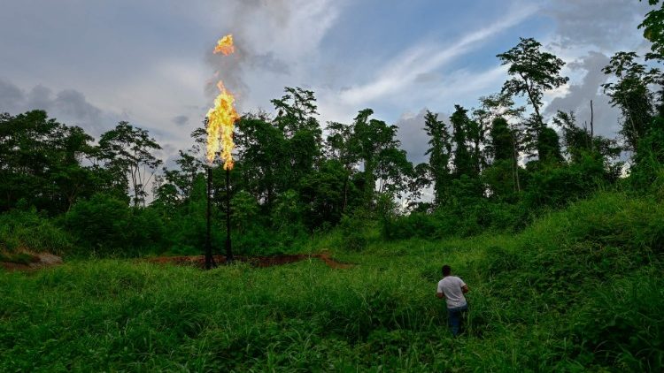 Ein Aktivist gegen die Ölförderung im ecuadorianischen Amazonasgebiet steht in der Nähe eines Bohrturms (Archivbild)
