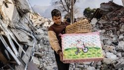 시리아와 튀르키예의 지진 피해자들을 위한 구호품