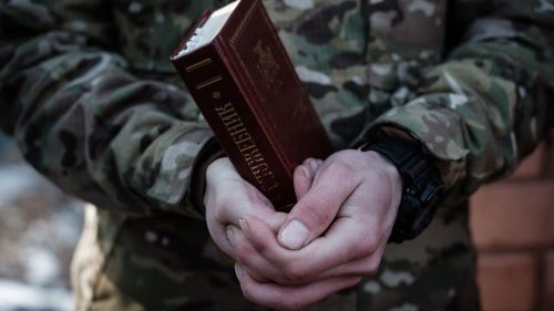 Ukraina: broniący ojczyzny żołnierze mają też potrzeby duchowe