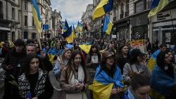 Manifestation à Bordeaux en France, un an après le début de la guerre en Ukraine, le 25 février 2023. 