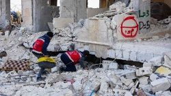 En Syrie, les travailleurs humanitaires creusent sous les décombres à Alep. 