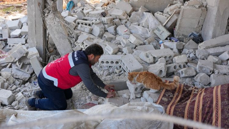 Nach schweren Erdbeben in Syrien und der Türkei leben viele Menschen in Trümmern.