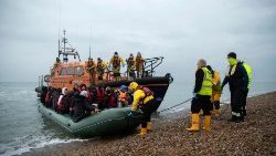 Uno sbarco di persone migranti sulla spiaggia di Dungeness, nel sud-est della costa inglese (Ben Stansall / Afp)