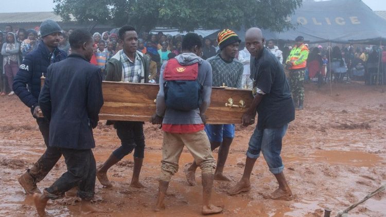 I funerali di alcune delle vittime celebrati a Blantyre, in Malawi (Amos Gumulira / Afp)