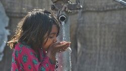 Une petite fille pakistanaise boit de l'eau à Lahore, au Pakistan, le 22 mars 2019. 