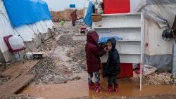Niños en un campo de tiendas de campaña en Adiyaman, al sureste de Turquía