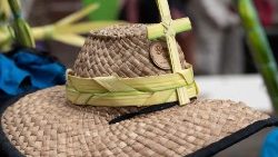 Gibt es eine kulturübergreifende christliche Identität? Im Bild: Strohhut mit Kreuz eines venezolanischen Palmenarbeiters