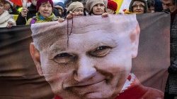 Manifestation en soutien à saint Jean-Paul II en avril 2023.