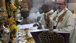 Il Patriarca Latino di Gerusalemme, monsignor Pizzaballa, mentre celebra la Messa di Pasqua