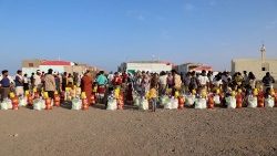 Sfollati yemeniti ricevono aiuti umanitari nel campo di Hays, nella regione occidentale di Hodeidah