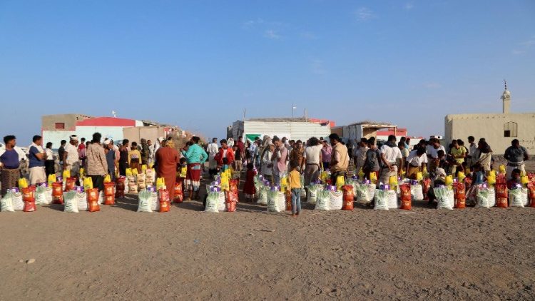 Sfollati yemeniti ricevono aiuti umanitari nel campo di Hays, nella regione occidentale di Hodeidah