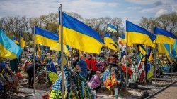 Ukraińcy odwiedzający cmentarz w Browarach koło Kijowa w Oktawie Wielkanocy, 23 kwietnia 2023
