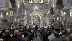 Chrześcijanie celebrujący liturgię w syrokatolickim kościele św. Tomasza w Mosulu, 28 kwietnia 2023