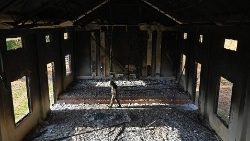 Igreja queimada no povoado de Helroklam, distrito de Senapati, Índia. (AFP/Arun Sankar)