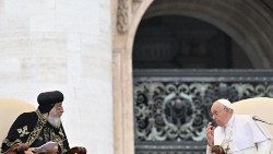 Le Pape et le patriarche copte orthodoxe d'Alexandrie, Tawadros II, lors de l'audience générale, place Saint-Pierre de Rome, le 10 mai 2023.