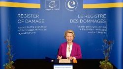 EU-Kommissionspräsidentin von der Leyen unterzeichnet die Einigung über die Einrichtung eines Registers für Kriegsschäden in der Ukraine