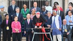 Kardinál Parolin podpisuje v mene Svätej stolice Deklaráciu o ľudskom bratstve