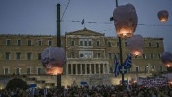 Une protestation devant le parlement grec à Athènes, jeudi 15 juin, après le naufrage de la veille. 