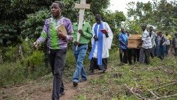 La cerimonia funebre di una delle vittime dell'attentato terroristico di venerdì 16 giugno in Uganda (Stuart Tibaweswa / Afp)