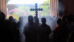 Fiéis nicaraguenses na Missa durante as celebrações na festa de São João Batista, em San Juan de Oriente, Nicarágua, em 24 de junho de 2023. (Foto de STRINGER / AFP)