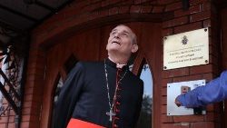 Kardinal Zuppi Ende Juni vor der katholischen Kathedrale von Moskau
