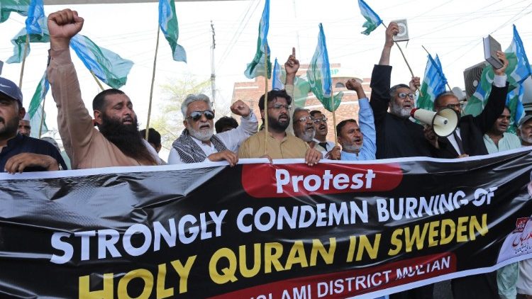 Manifestação contra a queima da Alcorão