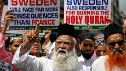 Protesty proti Švédsku v Indii proti pálení Koránu před mešitou ve Stockholmu 28. června