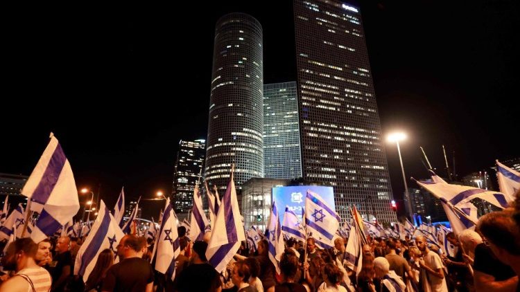 Manifestanti a Tel Aviv contro la riforma della giustizia voluta dal governo Netanyahu