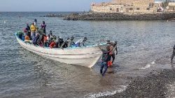 Migrantes desembarcando nas costas das Ilhas Canárias